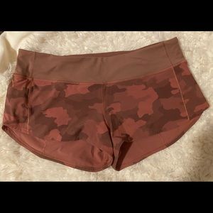 Lululemon speed up shorts 2.5 size 8 in pink camo